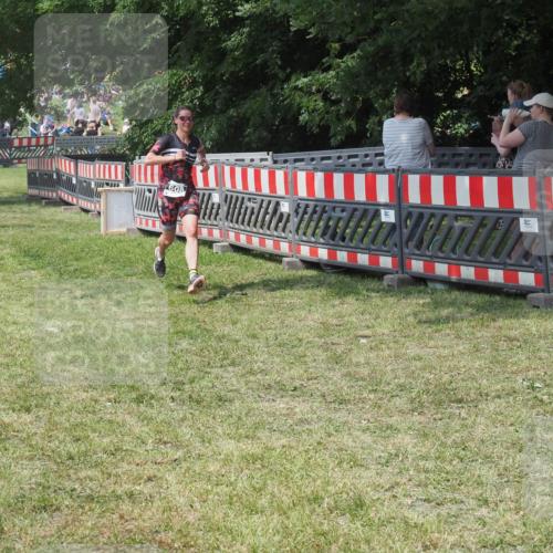 15.06.2025 - 27. Vierlanden-Triathlon KatJ http://msf.ph/oto/8037716 15.06.2025 11:30:37 Schwimmen 910 meine-sportfotos.de