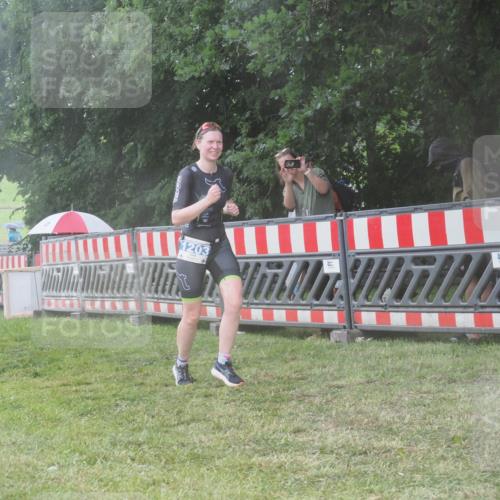 21.06.2025 - 27. Vierlanden-Triathlon KatJ http://msf.ph/oto/8037718 15.06.2025 14:19:17 Ziel 1181, 1203 meine-sportfotos.de