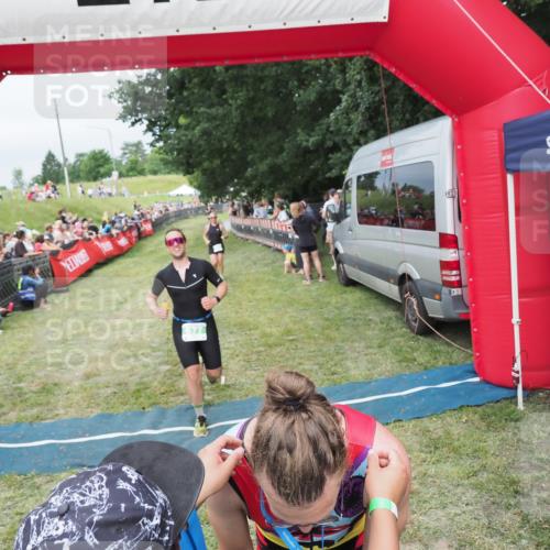 21.06.2025 - 27. Vierlanden-Triathlon MichiJ http://msf.ph/oto/8037719 15.06.2026 13:13:18 Ziel 49, 677 meine-sportfotos.de