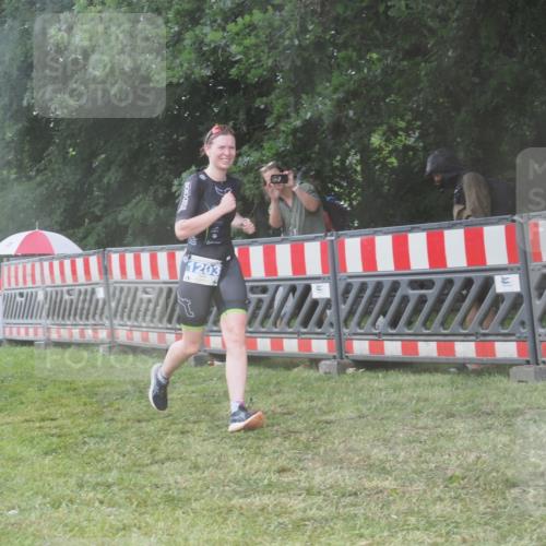 21.06.2025 - 27. Vierlanden-Triathlon KatJ http://msf.ph/oto/8037723 15.06.2025 14:19:17 Ziel 1181, 1203 meine-sportfotos.de