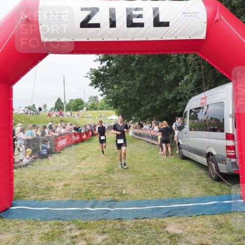 21.06.2025 - 27. Vierlanden-Triathlon MichiJ http://msf.ph/oto/8037729 15.06.2026 13:13:27 Ziel 723, 761 meine-sportfotos.de