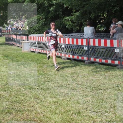 15.06.2025 - 27. Vierlanden-Triathlon KatJ http://msf.ph/oto/8037731 15.06.2025 11:30:37 Schwimmen 910 meine-sportfotos.de