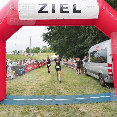 21.06.2025 - 27. Vierlanden-Triathlon MichiJ http://msf.ph/oto/8037736 15.06.2026 13:13:27 Ziel 723, 761 meine-sportfotos.de