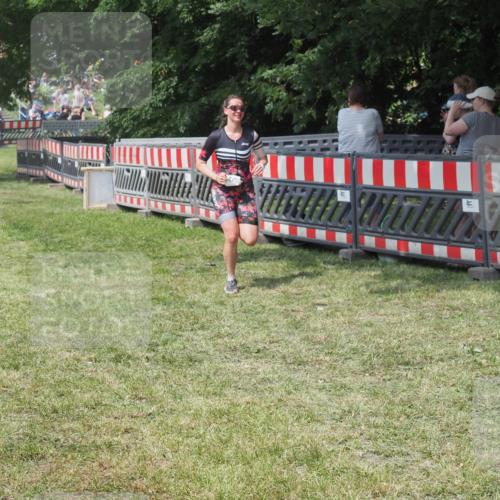 15.06.2025 - 27. Vierlanden-Triathlon KatJ http://msf.ph/oto/8037737 15.06.2025 11:30:37 Schwimmen 910 meine-sportfotos.de