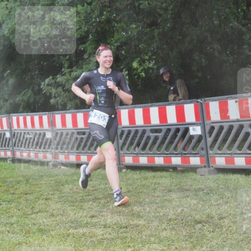 21.06.2025 - 27. Vierlanden-Triathlon KatJ http://msf.ph/oto/8037738 15.06.2025 14:19:18 Ziel 1181, 1203 meine-sportfotos.de