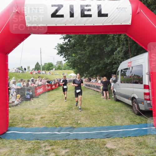 21.06.2025 - 27. Vierlanden-Triathlon MichiJ http://msf.ph/oto/8037741 15.06.2026 13:13:28 Ziel 723, 761 meine-sportfotos.de
