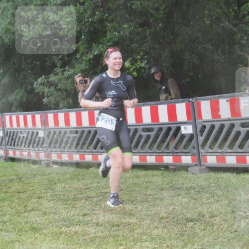 21.06.2025 - 27. Vierlanden-Triathlon KatJ http://msf.ph/oto/8037742 15.06.2025 14:19:18 Ziel 1181, 1203 meine-sportfotos.de