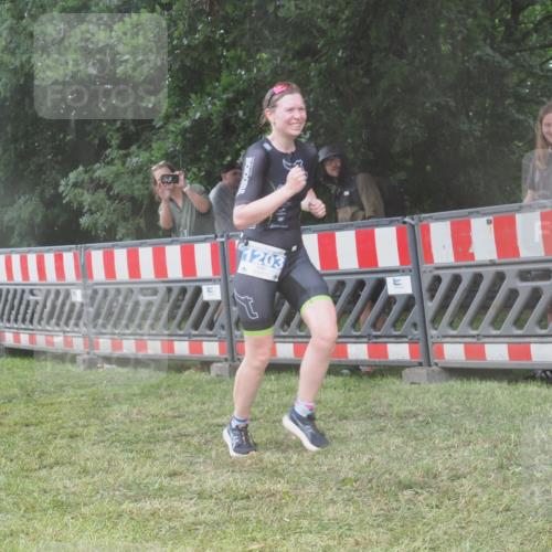 21.06.2025 - 27. Vierlanden-Triathlon KatJ http://msf.ph/oto/8037747 15.06.2025 14:19:18 Ziel 1181, 1203 meine-sportfotos.de
