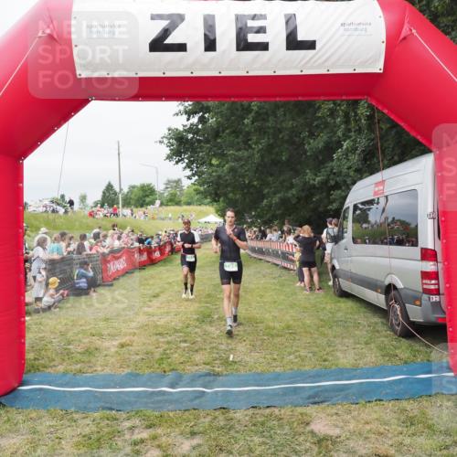 21.06.2025 - 27. Vierlanden-Triathlon MichiJ http://msf.ph/oto/8037751 15.06.2026 13:13:28 Ziel 723, 761 meine-sportfotos.de