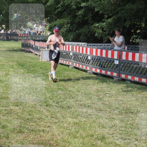 15.06.2025 - 27. Vierlanden-Triathlon KatJ http://msf.ph/oto/8037761 15.06.2025 11:30:42 Schwimmen 910 meine-sportfotos.de