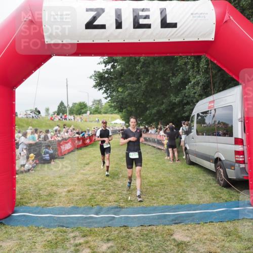 21.06.2025 - 27. Vierlanden-Triathlon MichiJ http://msf.ph/oto/8037778 15.06.2026 13:13:28 Ziel 723, 761 meine-sportfotos.de