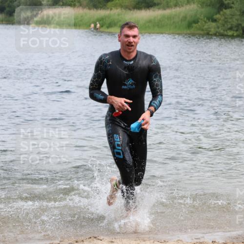 21.06.2025 - 27. Vierlanden-Triathlon Lena Gebhardt http://msf.ph/oto/8037780 15.06.2025 12:07:06 Schwimmen 1018, 1024, 1025, 1026 meine-sportfotos.de
