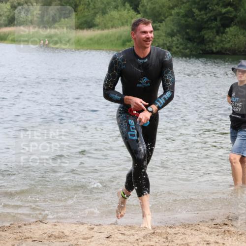 21.06.2025 - 27. Vierlanden-Triathlon Lena Gebhardt http://msf.ph/oto/8037781 15.06.2025 12:07:07 Schwimmen 1018, 1025, 1026 meine-sportfotos.de