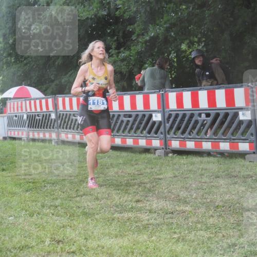 21.06.2025 - 27. Vierlanden-Triathlon KatJ http://msf.ph/oto/8037784 15.06.2025 14:19:20 Ziel 1181, 1203 meine-sportfotos.de