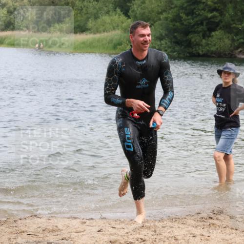 21.06.2025 - 27. Vierlanden-Triathlon Lena Gebhardt http://msf.ph/oto/8037786 15.06.2025 12:07:07 Schwimmen 1018, 1025, 1026 meine-sportfotos.de
