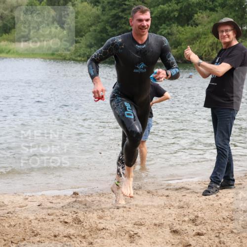 21.06.2025 - 27. Vierlanden-Triathlon Lena Gebhardt http://msf.ph/oto/8037790 15.06.2025 12:07:08 Schwimmen 1018, 1025, 1026 meine-sportfotos.de