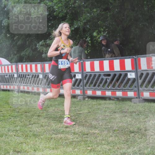 21.06.2025 - 27. Vierlanden-Triathlon KatJ http://msf.ph/oto/8037798 15.06.2025 14:19:21 Ziel 1181, 1203 meine-sportfotos.de