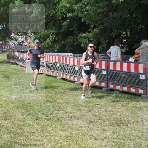 15.06.2025 - 27. Vierlanden-Triathlon KatJ http://msf.ph/oto/8037831 15.06.2025 11:30:59 Schwimmen  meine-sportfotos.de