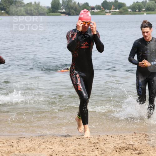 21.06.2025 - 27. Vierlanden-Triathlon Lena Gebhardt http://msf.ph/oto/8037843 15.06.2025 12:08:44 Schwimmen 1034, 1035, 1037, 1038 meine-sportfotos.de