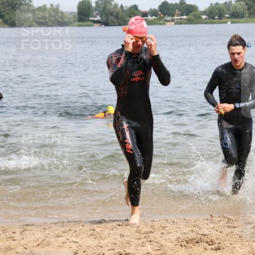 21.06.2025 - 27. Vierlanden-Triathlon Lena Gebhardt http://msf.ph/oto/8037846 15.06.2025 12:08:44 Schwimmen 1034, 1035, 1037, 1038 meine-sportfotos.de
