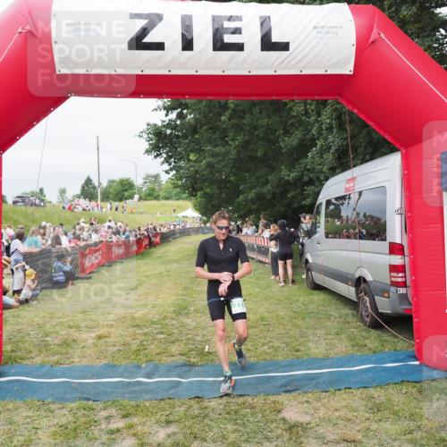 21.06.2025 - 27. Vierlanden-Triathlon MichiJ http://msf.ph/oto/8037856 15.06.2026 13:13:37 Ziel 778 meine-sportfotos.de