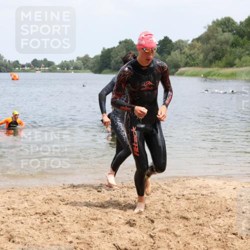 21.06.2025 - 27. Vierlanden-Triathlon Lena Gebhardt http://msf.ph/oto/8037864 15.06.2025 12:08:45 Schwimmen 1034, 1035, 1036, 1037, 1038 meine-sportfotos.de