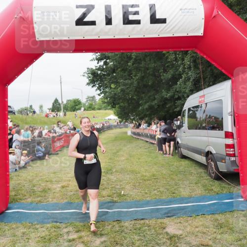21.06.2025 - 27. Vierlanden-Triathlon MichiJ http://msf.ph/oto/8037951 15.06.2026 13:14:26 Ziel 981 meine-sportfotos.de