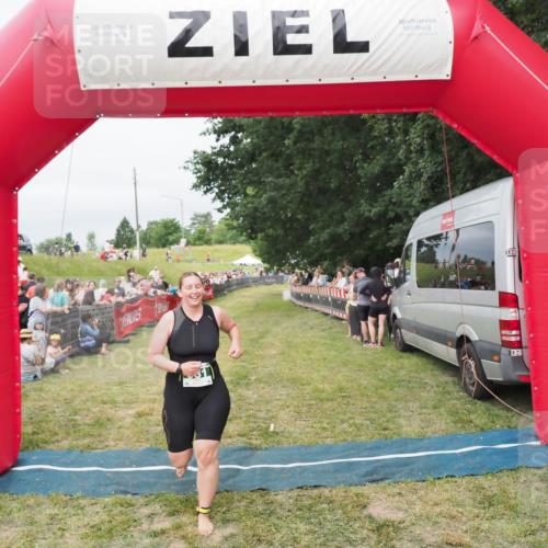 21.06.2025 - 27. Vierlanden-Triathlon MichiJ http://msf.ph/oto/8037960 15.06.2026 13:14:26 Ziel 981 meine-sportfotos.de