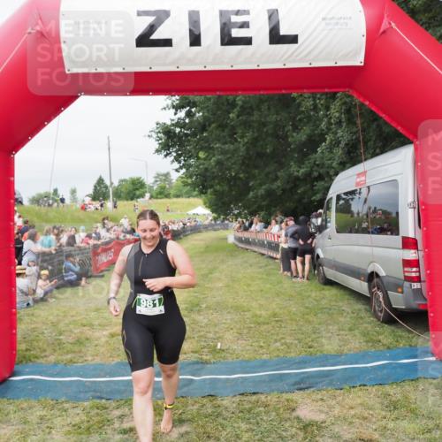 21.06.2025 - 27. Vierlanden-Triathlon MichiJ http://msf.ph/oto/8037975 15.06.2026 13:14:26 Ziel 981 meine-sportfotos.de