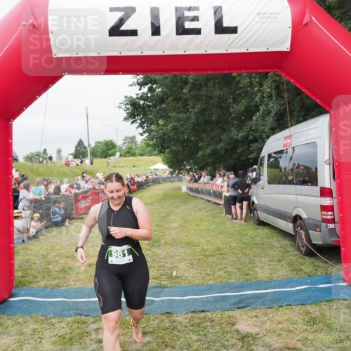21.06.2025 - 27. Vierlanden-Triathlon MichiJ http://msf.ph/oto/8037981 15.06.2026 13:14:26 Ziel 981 meine-sportfotos.de
