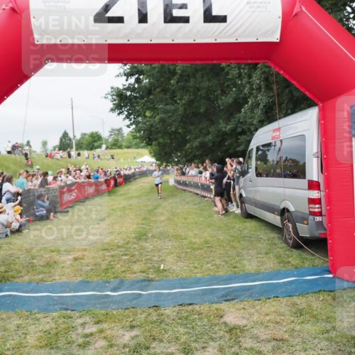 21.06.2025 - 27. Vierlanden-Triathlon MichiJ http://msf.ph/oto/8037991 15.06.2026 13:14:57 Ziel 947 meine-sportfotos.de