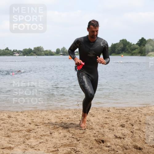 21.06.2025 - 27. Vierlanden-Triathlon Lena Gebhardt http://msf.ph/oto/8038017 15.06.2025 12:09:01 Schwimmen 1032, 1033, 1035, 1036 meine-sportfotos.de