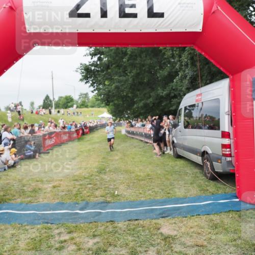 21.06.2025 - 27. Vierlanden-Triathlon MichiJ http://msf.ph/oto/8038023 15.06.2026 13:14:58 Ziel 947 meine-sportfotos.de