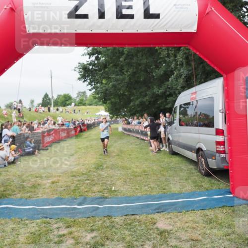 21.06.2025 - 27. Vierlanden-Triathlon MichiJ http://msf.ph/oto/8038034 15.06.2026 13:14:59 Ziel 947 meine-sportfotos.de
