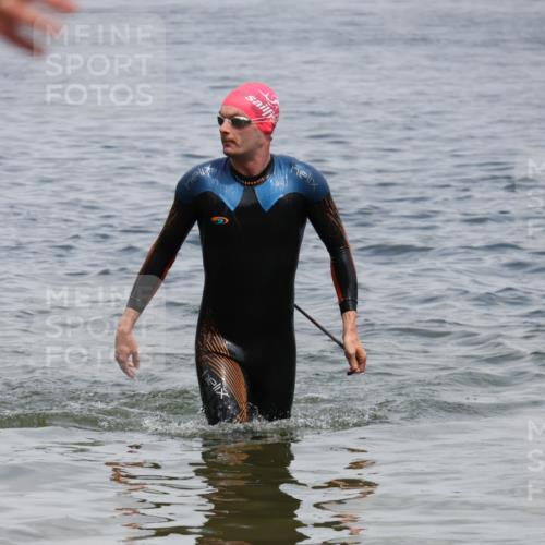 21.06.2025 - 27. Vierlanden-Triathlon Lena Gebhardt http://msf.ph/oto/8038035 15.06.2025 12:09:14 Schwimmen 1029, 1030 meine-sportfotos.de