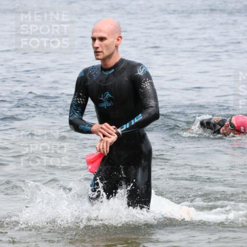 21.06.2025 - 27. Vierlanden-Triathlon Lena Gebhardt http://msf.ph/oto/8038047 15.06.2025 12:09:16 Schwimmen 1029, 1030 meine-sportfotos.de