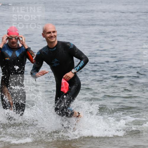 21.06.2025 - 27. Vierlanden-Triathlon Lena Gebhardt http://msf.ph/oto/8038056 15.06.2025 12:09:16 Schwimmen 1029, 1030 meine-sportfotos.de