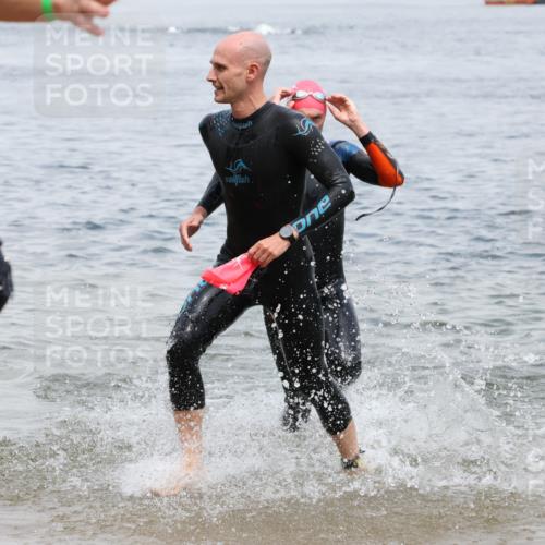 21.06.2025 - 27. Vierlanden-Triathlon Lena Gebhardt http://msf.ph/oto/8038064 15.06.2025 12:09:17 Schwimmen 1029, 1030, 1031 meine-sportfotos.de