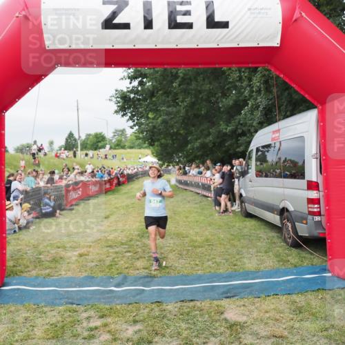 21.06.2025 - 27. Vierlanden-Triathlon MichiJ http://msf.ph/oto/8038074 15.06.2026 13:15:00 Ziel 947 meine-sportfotos.de
