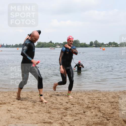 21.06.2025 - 27. Vierlanden-Triathlon Lena Gebhardt http://msf.ph/oto/8038077 15.06.2025 12:09:20 Schwimmen 1029, 1030, 1031 meine-sportfotos.de