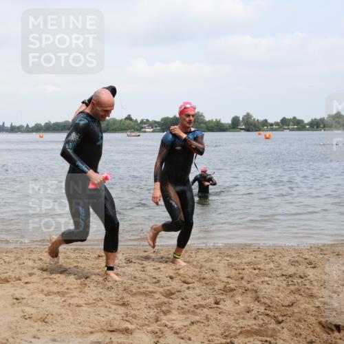 21.06.2025 - 27. Vierlanden-Triathlon Lena Gebhardt http://msf.ph/oto/8038079 15.06.2025 12:09:20 Schwimmen 1029, 1030, 1031 meine-sportfotos.de