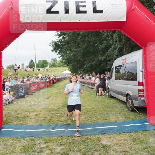 21.06.2025 - 27. Vierlanden-Triathlon MichiJ http://msf.ph/oto/8038081 15.06.2026 13:15:00 Ziel 947 meine-sportfotos.de