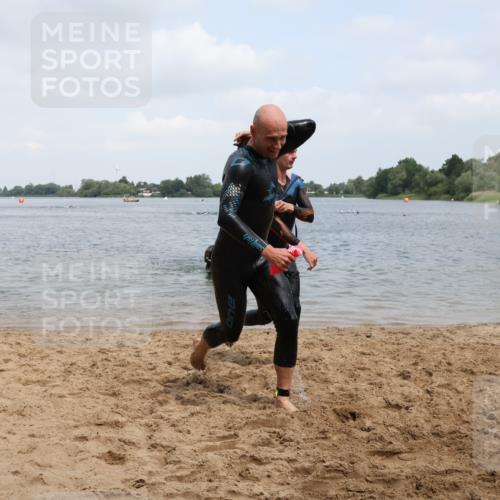 21.06.2025 - 27. Vierlanden-Triathlon Lena Gebhardt http://msf.ph/oto/8038084 15.06.2025 12:09:21 Schwimmen 1029, 1030, 1031 meine-sportfotos.de