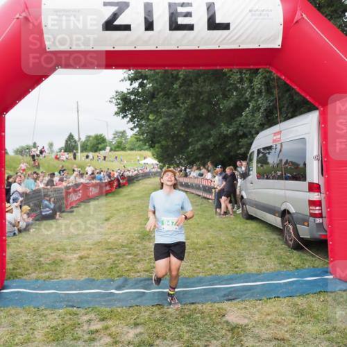 21.06.2025 - 27. Vierlanden-Triathlon MichiJ http://msf.ph/oto/8038090 15.06.2026 13:15:00 Ziel 947 meine-sportfotos.de