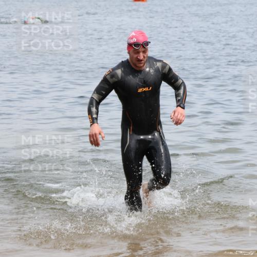 21.06.2025 - 27. Vierlanden-Triathlon Lena Gebhardt http://msf.ph/oto/8038102 15.06.2025 12:09:24 Schwimmen 1029, 1030, 1031 meine-sportfotos.de