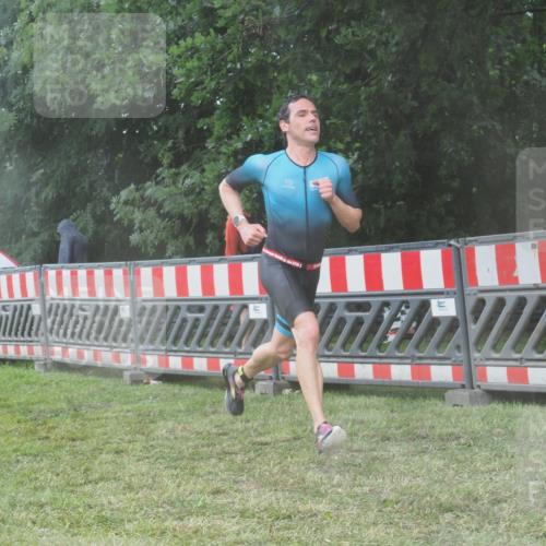 21.06.2025 - 27. Vierlanden-Triathlon KatJ http://msf.ph/oto/8038103 15.06.2025 14:20:02 Ziel 1310 meine-sportfotos.de