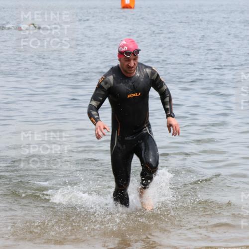 21.06.2025 - 27. Vierlanden-Triathlon Lena Gebhardt http://msf.ph/oto/8038106 15.06.2025 12:09:25 Schwimmen 1029, 1030, 1031 meine-sportfotos.de