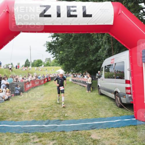 21.06.2025 - 27. Vierlanden-Triathlon MichiJ http://msf.ph/oto/8038111 15.06.2026 13:15:39 Ziel 77 meine-sportfotos.de