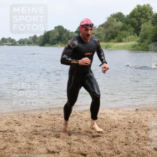 21.06.2025 - 27. Vierlanden-Triathlon Lena Gebhardt http://msf.ph/oto/8038116 15.06.2025 12:09:27 Schwimmen 1029, 1030, 1031 meine-sportfotos.de