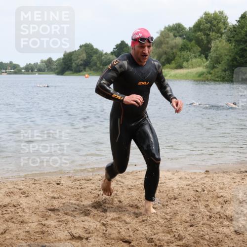 21.06.2025 - 27. Vierlanden-Triathlon Lena Gebhardt http://msf.ph/oto/8038122 15.06.2025 12:09:28 Schwimmen 1029, 1030, 1031 meine-sportfotos.de